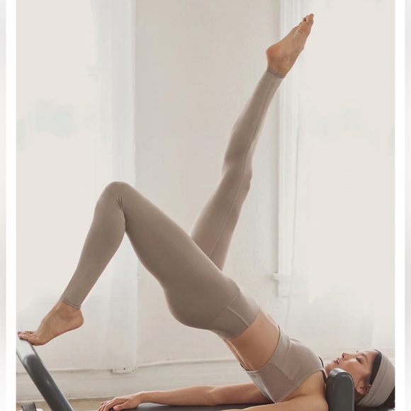 ALO Yoga - 7/8 High-Waist Airlift Legging - Gravel - Size L - Picture 2 of 4